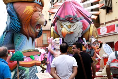 Alicante, İspanya; 21 Haziran 2022: Alicante Şenlik Ateşi, Foguera Carolinas Altas. Caddedeki renkli anıt, etkinliğin son gününde yakılmak için yapılmış. Bu şenlik ateşinin yakınında bir tatil pazarı var..