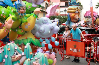 Alicante, İspanya; 21 Haziran 2022: Alicante Şenlik Ateşi, Foguera Carolinas Altas. Caddedeki renkli anıt, etkinliğin son gününde yakılmak için yapılmış. Bu şenlik ateşinin yakınında bir tatil pazarı var..