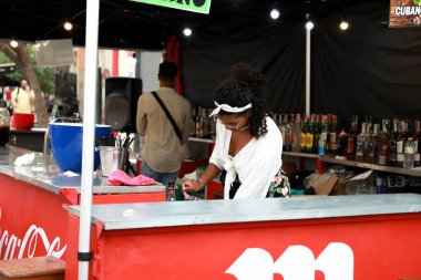 Alicante, İspanya; 21 Haziran 2022: Alicante Şenlik Ateşi, Alkolik içecekler Carolinas Altas Şenlik ateşi pazarında duruyor. 