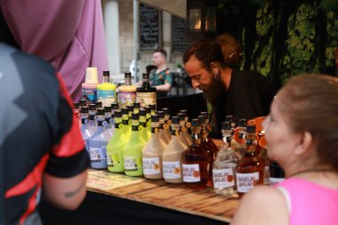 Alicante, İspanya; 21 Haziran 2022: Alicante Şenlik Ateşi, Habelas Hailas likör tezgahı Carolinas Altas Şenlik ateşi pazarı