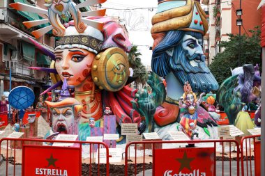 Alicante, İspanya; 21 Haziran 2022: Alicante Şenlik Ateşi, Foguera Carolinas Altas. Caddedeki renkli anıt, etkinliğin son gününde yakılmak için yapılmış. Bu şenlik ateşinin yakınında bir tatil pazarı var..