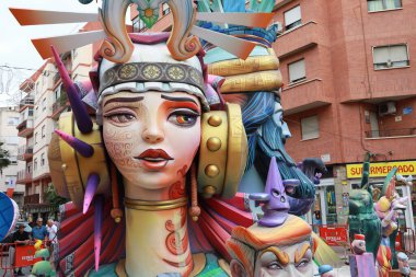 Alicante, İspanya; 21 Haziran 2022: Alicante Şenlik Ateşi, Foguera Carolinas Altas. Caddedeki renkli anıt, etkinliğin son gününde yakılmak için yapılmış. Bu şenlik ateşinin yakınında bir tatil pazarı var..