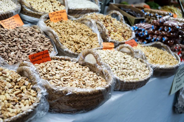 Een Kraam Met Een Verscheidenheid Aan Noten Gedroogd Fruit Vlooienmarkt — Stockfoto