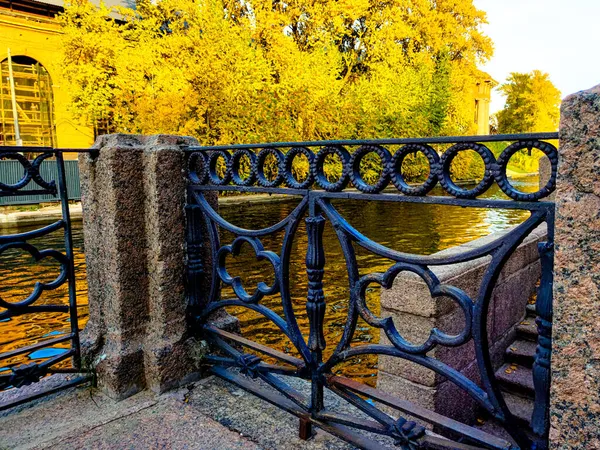Árvores Amarelas Margem Canal Rússia São Petersburgo — Fotografia de Stock