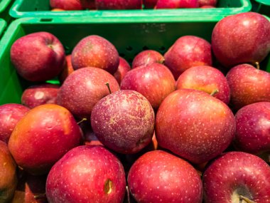 Fresh apples are in a box in the store