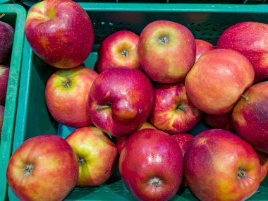 Fresh apples are in a box in the store