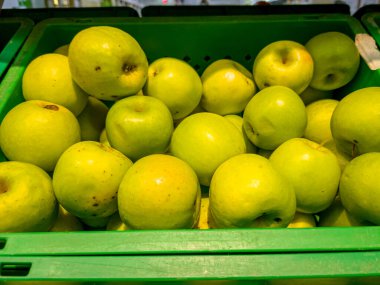 Fresh apples are in a box in the store