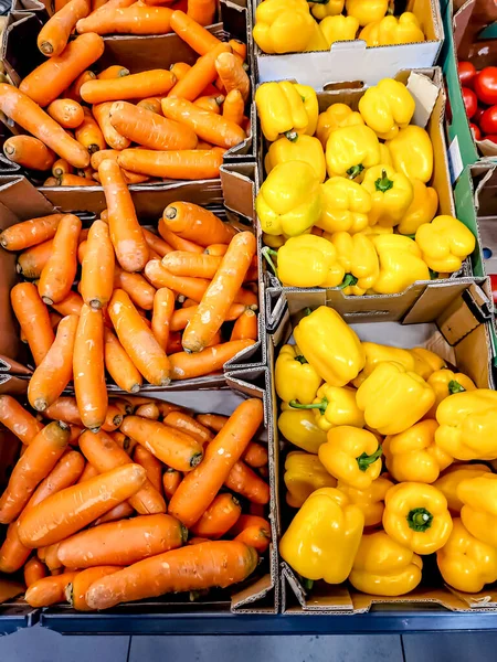 Морковь Сладкий Красный Перец Ящике Магазине — стоковое фото