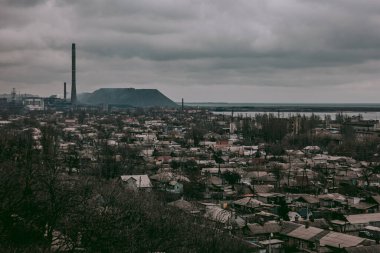 Kıyı şeridinde çürüme ve alacakaranlık.