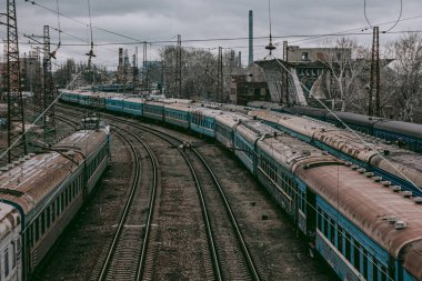 Ölü bir istasyonda tren hayaletleri.