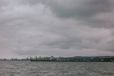 Kurşuni bir gökyüzünün altında soğuk dalgalar