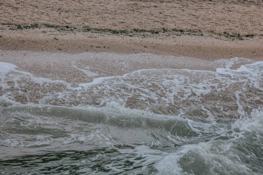 Sahile vuran dalgaların inanılmaz deseni. Yukarıdan görüntüle.