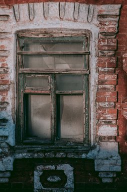 Batan güneşin ışığında geçmişten bir pencere.