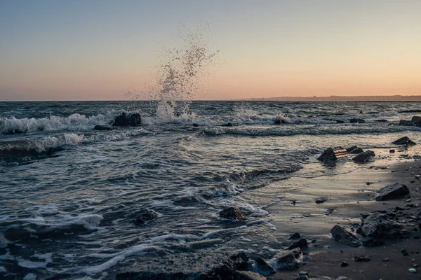 Deniz Kenarındaki Dalgalar Taşlar — Stok fotoğraf