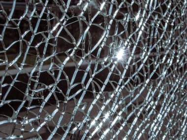 Kırık camların ışıltısı