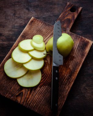 elma dilim bir kesme tahtası üzerinde