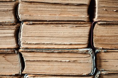 Eski kitapların tozlu sayfaları