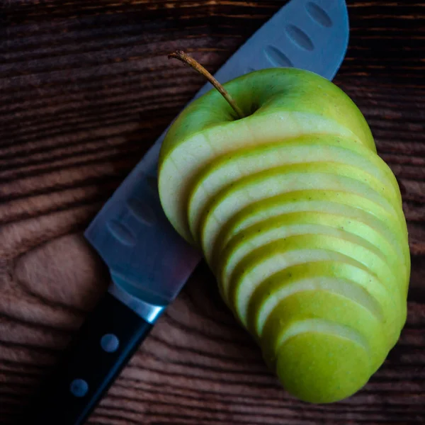 Juicy Sliced Apple Knife Board — Zdjęcie stockowe