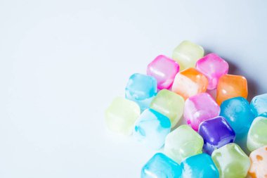 Beyaz arka planda donmuş küplerle güzel bir arka plan. Reklam ve sunumlar için kullanışlı soyut kavram