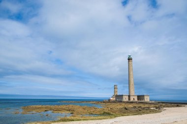 Normandiya 'da deniz feneri, Fransa' nın kuzeyinde. Güzel senaryolarla dolu aile tatilleri. Yaz tatili.