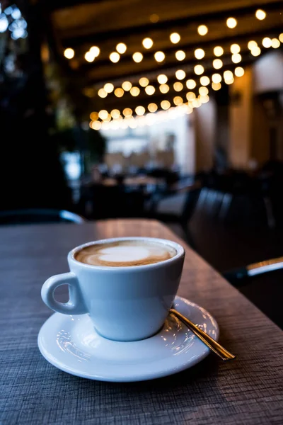 Cappuccino Café Copo Branco Mesa Madeira Café Com Iluminação Fundo — Fotografia de Stock