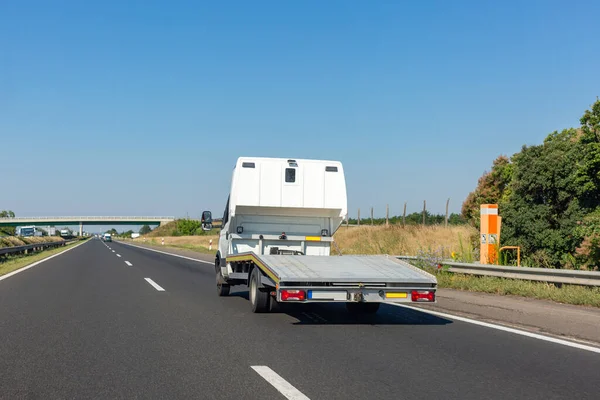 Tomme Blår Lastbil Transportør Motorvejen - Stock-foto