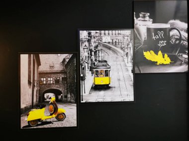 Güzel bir beyaz, siyah ve sarı duvar tasarımı.