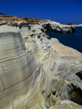 Yunanistan 'ın Mylos adasındaki Sarakiniko plajında rüzgar paralel ve doğrusal erozyonu.