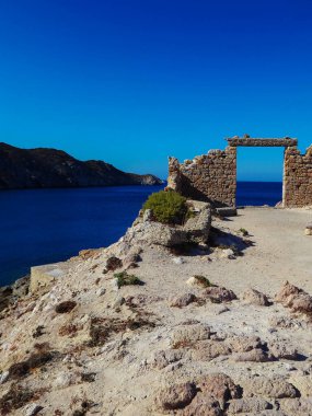 Eski bir portico 'dan Akdeniz manzarası, Mylos Yunanistan' da mavi gökyüzü ile güzel bir tezat.