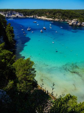 Cala Galdana Menorca adasında büyüleyici suyu olan Akdeniz renkli plajı.