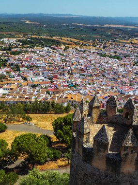 Güney İspanya beyaz köyü Almodovar del Rio Şatonun tepesinden güneşli bir günde.