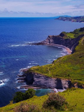 Kuzey İspanya Atlantik kıyısında yukarıdan keskin kayalıklar.