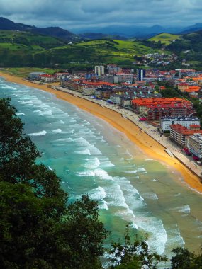 Vahşi deniz dalgalarıyla Zarautz sahilinin havadan görünüşü.