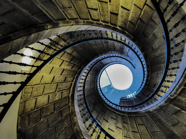 Нескінченна Спіраль Балконом Прямує Світла — стокове фото