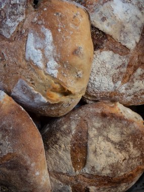 Beyaz unla kaplanmış bir avuç zanaatkar ekmek.