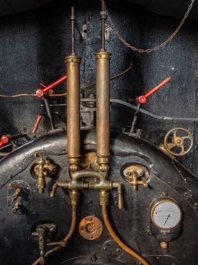 Eski tren motoru altın kontrol valfleri ve pistonlar yakın çekim