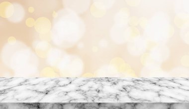 Sihirli bokeh ışıkları arka planı etkiler. Boş taş masa ile renkli odaklanmış ışıklar.