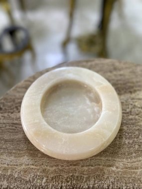 Kül tablası veya mermerden yapılmış sigara tutacağı