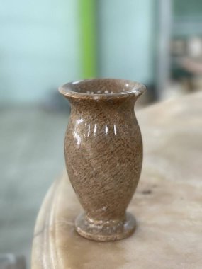 Tencere ya da çiçek tutacağı ve mermerden yapılmış diğer kök süslemeler