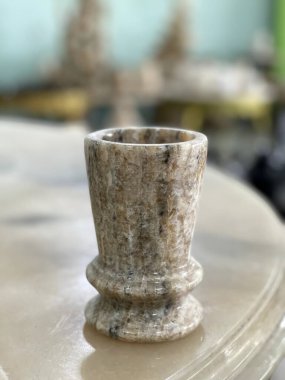 Tencere ya da çiçek tutacağı ve mermerden yapılmış diğer kök süslemeler