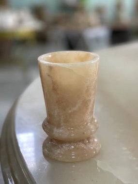 Tencere ya da çiçek tutacağı ve mermerden yapılmış diğer kök süslemeler