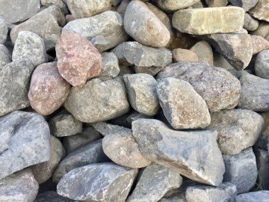 Çeşitli şekillerde taş yığınları