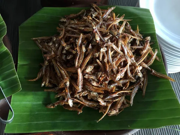 Анчоусы Банановым Листом Основания Индонезийская Специальная Еда Индонезийские Традиционные Блюда — стоковое фото