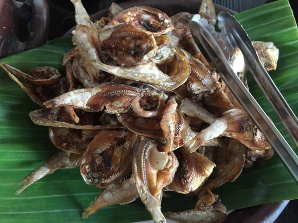 Анчоусы Банановым Листом Основания Индонезийская Специальная Еда Индонезийские Традиционные Блюда — стоковое фото