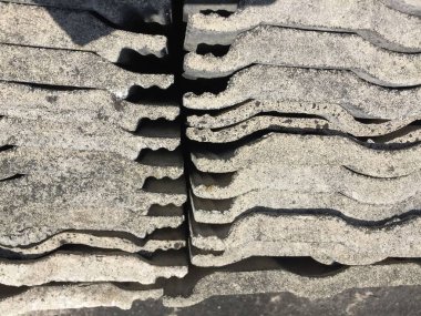 Özellikle Endonezya 'da çatı olarak kullanılan beyaz kiremitlerin sıralanması