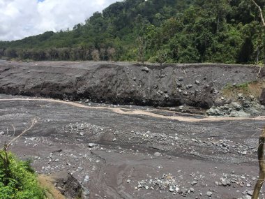 Lumajang, Doğu Java, Endonezya 'daki Semeru yanardağından akan lav yolu.