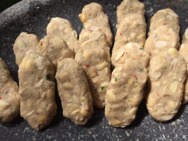 Mendol, geleneksel bir Endonezya yiyeceğidir. Tempeh 'den yapılır, baharatlandırılır ve kızartılır. Bu mendol taştan bir havanda kızarmamış..