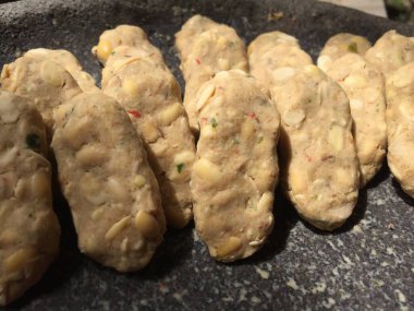 Mendol, geleneksel bir Endonezya yiyeceğidir. Tempeh 'den yapılır, baharatlandırılır ve kızartılır. Bu mendol taştan bir havanda kızarmamış..