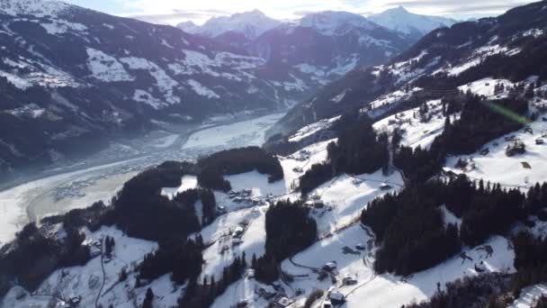 Αυστριακές Άλπεις Κρύο Όρος Κορυφή Χιόνια Όρη Κορυφές Τοπίο Drone Εναέρια πτήση drone πετούν πάνω από τα βουνά και το χωριό σκι — Αρχείο Βίντεο