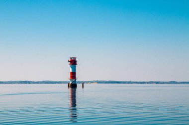 Flensborg fiyordunun girişinde kırmızı beyaz deniz feneri Kalkgrund